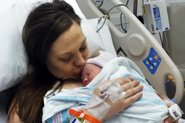 Woman without uterus gives birth to healthy baby girl