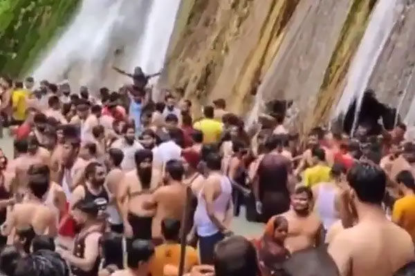 Hundreds of tourists at Kempty falls
