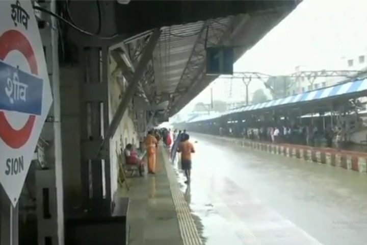 Heavy Rainfall Causes Waterlogging in Mumbai, IMD Issues Orange Alert Heavy Rainfall Causes Waterlogging in Mumbai, IMD Issues Orange Alert