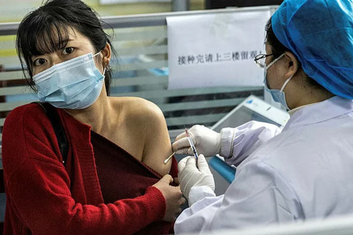 China threatens to ban unvaccinated citizens from public places