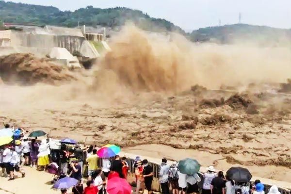 Chinese soldiers blast dam