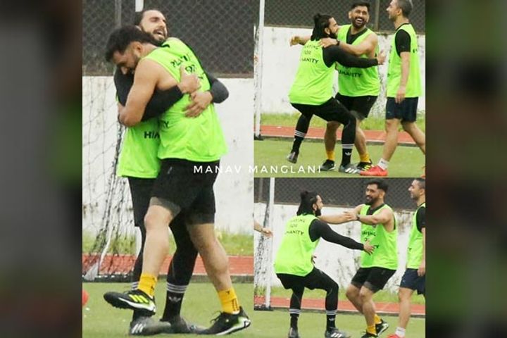Dhoni and Ranveer were seen hugging each other in the football ground Dhoni and Ranveer were seen hugging each other in the football ground