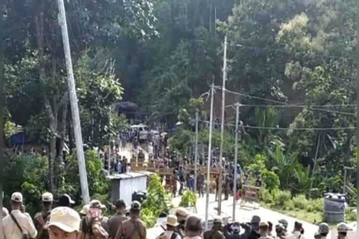 Violence erupts on Assam Mizoram border 6 Assam policemen killed over 50 injured