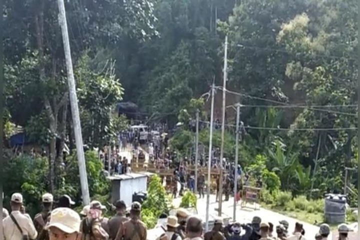 Violence erupts on Assam Mizoram border 6 Assam policemen killed over 50 injured Violence erupts on Assam Mizoram border 6 Assam policemen killed over 50 injured