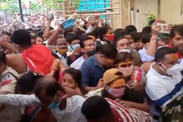 A stampede like situation was seen at Mahakaleshwar Temple in Ujjain Madhya Pradesh yesterday A stampede like situation was seen at Mahakaleshwar Temple in Ujjain Madhya Pradesh yesterday