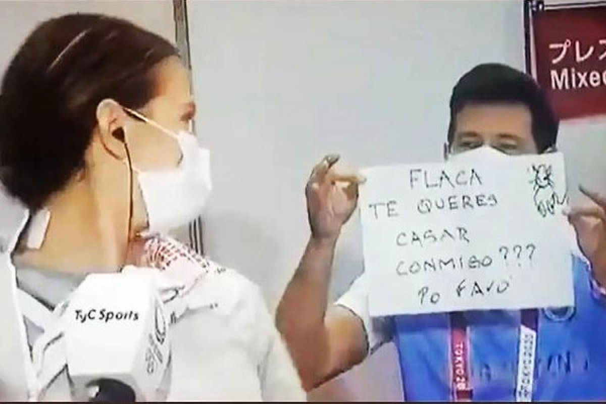 Coach proposes to Argentine Fencer
