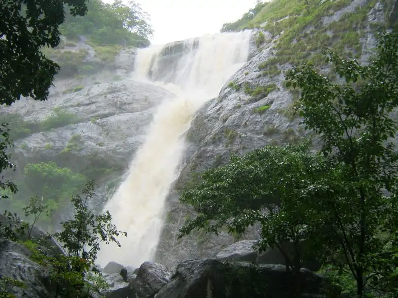pallaruvi waterfalls 