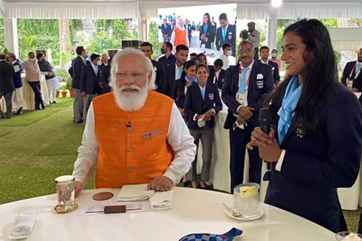 PM Narendra Modi Eats Ice-Cream With PV Sindhu