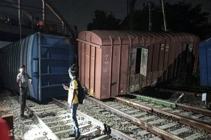 five wagons of goods train overturned at banaras station five wagons of goods train overturned at banaras station