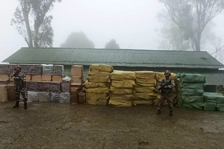 Assam Rifles caught 502 cans of foreign cigarettes three people arrested Assam Rifles caught 502 cans of foreign cigarettes three people arrested