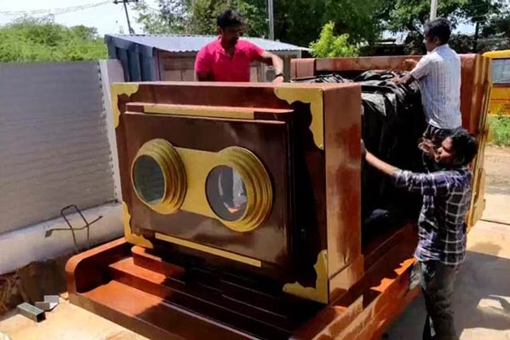 startup designed a camera car a life size replica of a vintage camera