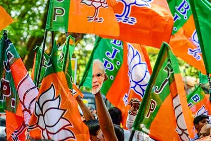 Accused of breaking corona protocol in BJP's 'Jan Ashirwad Yatra' Accused of breaking corona protocol in BJP's 'Jan Ashirwad Yatra'