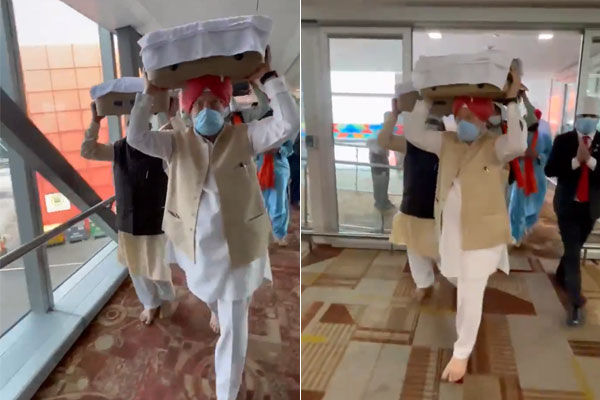 Hardeep Singh Puri carries Guru Granth Sahib