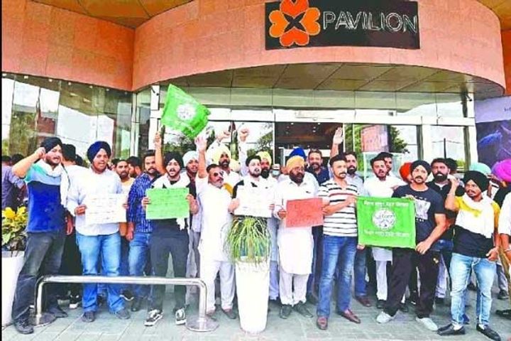 Massive protest against bellbottom farmers take to the road in Ludhiana Massive protest against bellbottom farmers take to the road in Ludhiana