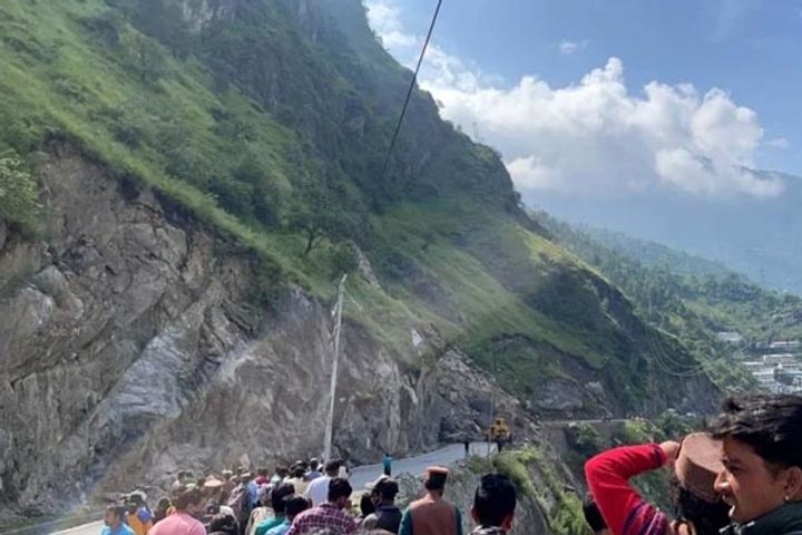 Landslide on National Highway 5 in Kinnaur, traffic badly affected Landslide on National Highway 5 in Kinnaur, traffic badly affected
