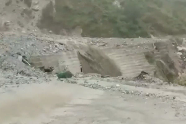 Landslide on Rishikesh-Badrinath highway 