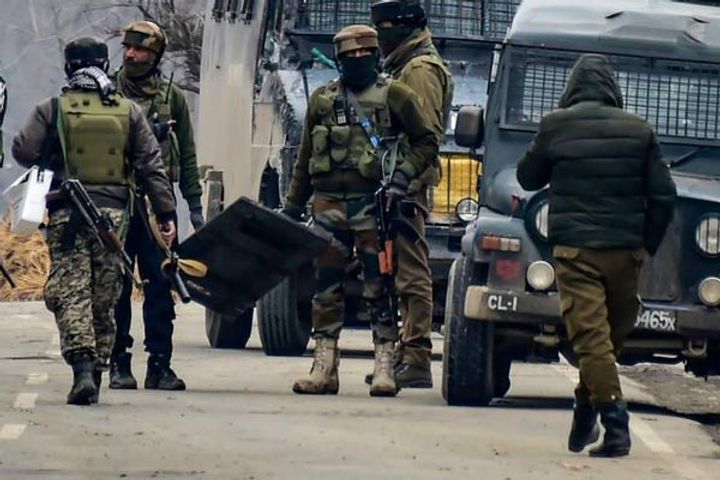 Terrorists hurl grenade targeting security forces in Srinagar, 1 jawan injured
