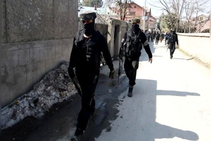 Police team attacked in Srinagar, one jawan injured in firing