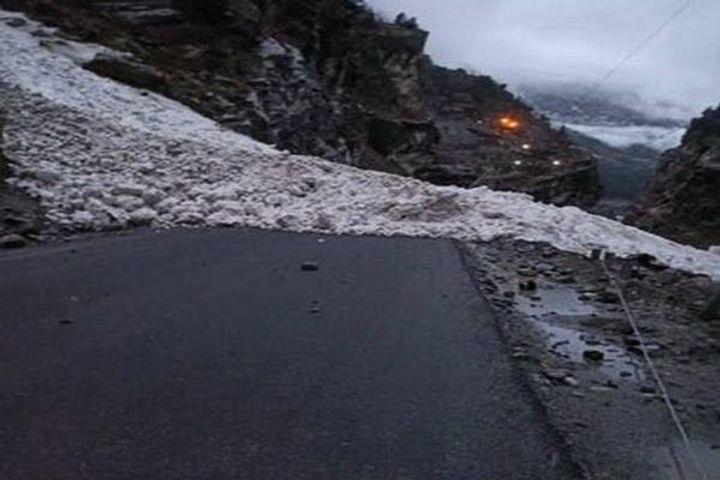 National Highway 5 disrupted due to landslide in Himachal Pradesh Kinnaur cut off National Highway 5 disrupted due to landslide in Himachal Pradesh Kinnaur cut off