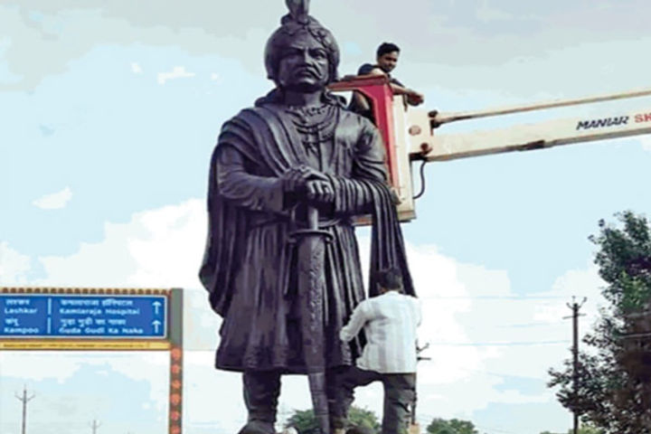 Ruckus over the statue of Emperor Mihir Bhoj in Morena, two factions clashed