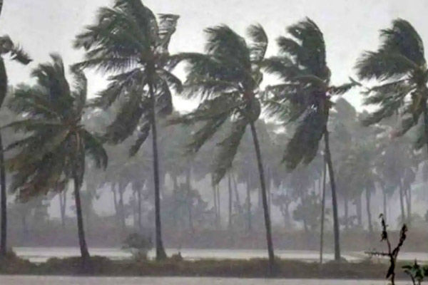 Cyclone Gulaab hits Andhra Pradesh and Odisha coasts 6 fishermen missing in Bay of Bengal