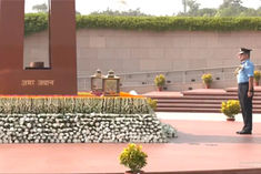 VR Chaudhari lays a wreath at the National War Memorial