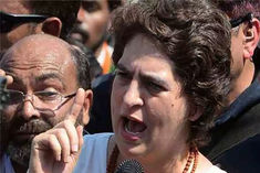 UP cops accused of manhandling Priyanka Gandhi 