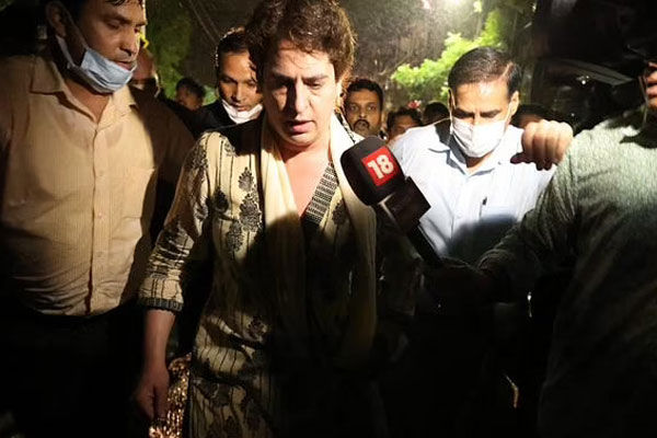 Lakhimpur Kheri Violence Priyanka Gandhi Is In Custody Congress Supporters Continue To Protest Outsi