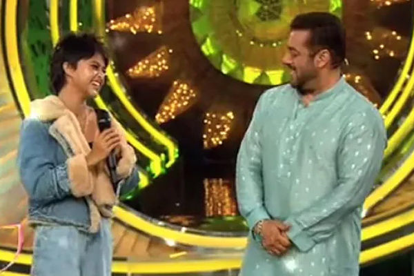 Salman tries singing Manike Maghe Hithe