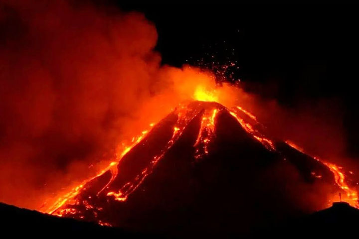 Spain La Palma Island Volcano Still Erupting Volcanic Lava Engulfs More Houses And Lands