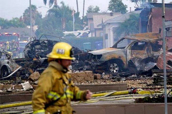 Plane crash in San Diego, 2 killed, 10 houses and vehicles burnt