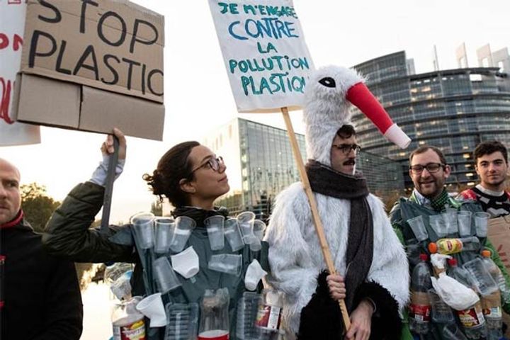 France BANS plastic packaging for 30 fruits and vegetables