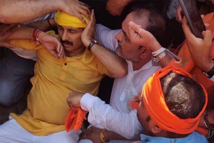Manoj Tiwari injured in protest outside Kejriwals residence