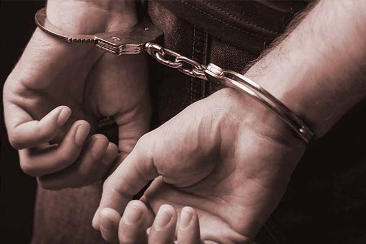 Ghaziabad couple held for extortion
