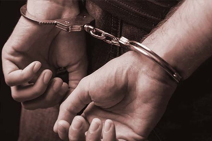 Ghaziabad couple held for extortion Ghaziabad couple held for extortion