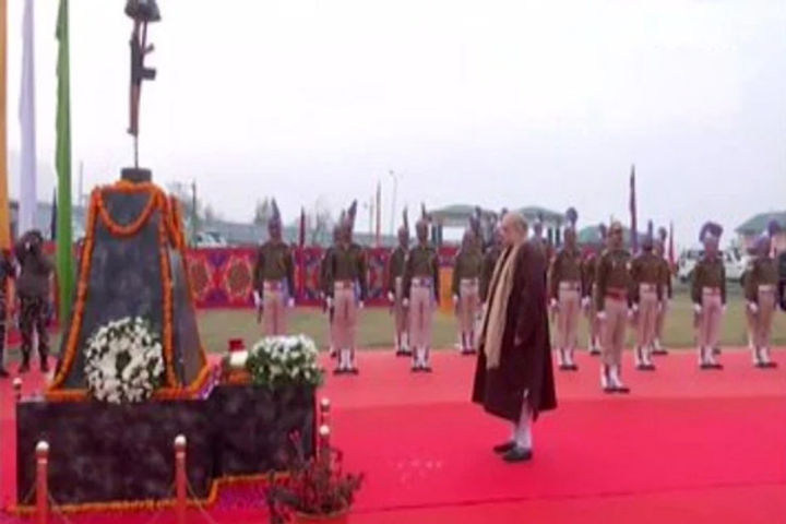 Amit Shah pays tribute to 40 martyred soldiers of Pulwama attack, Lieutenant Governor Manoj Sinha wa Amit Shah pays tribute to 40 martyred soldiers of Pulwama attack, Lieutenant Governor Manoj Sinha wa