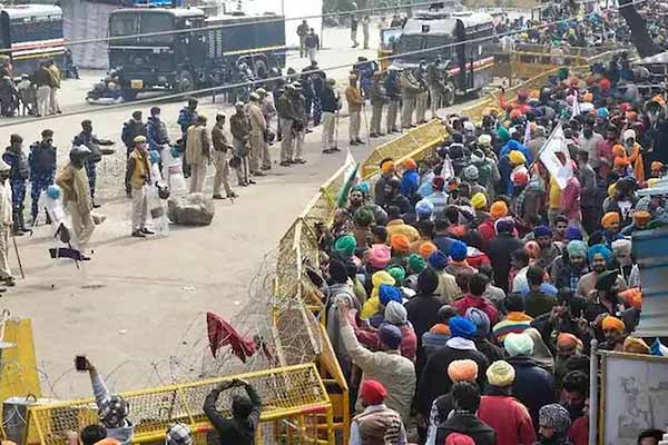 Delhi Police removes barricades at Ghazipur border