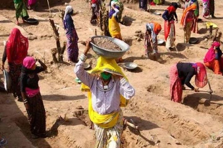 There is no money left in the treasury of MNREGA scheme, 21 states reached the red list