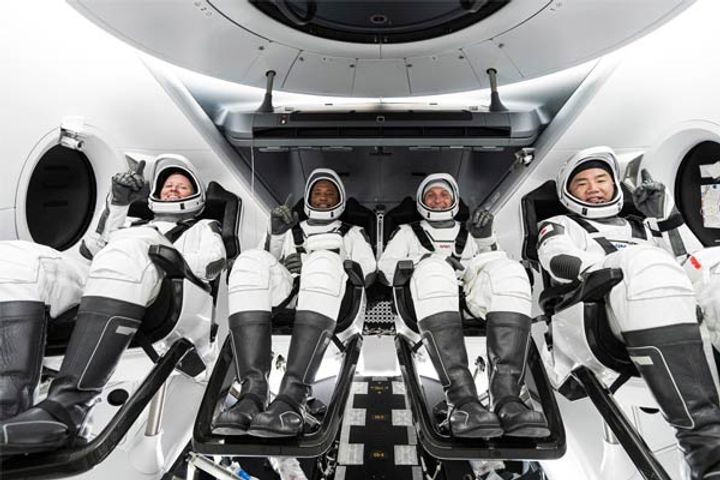 SpaceX crew returns to earth ending 200 day flight SpaceX crew returns to earth ending 200 day flight