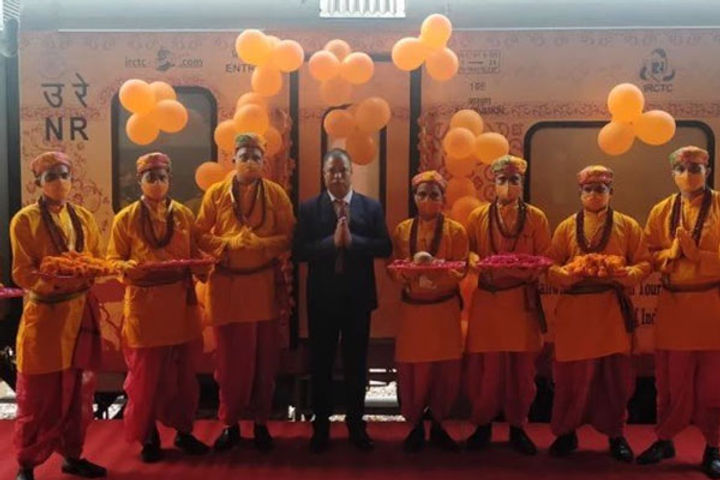 irctc bowed after the objection of saints waiters in ramayana express will no longer be saffron irctc bowed after the objection of saints waiters in ramayana express will no longer be saffron