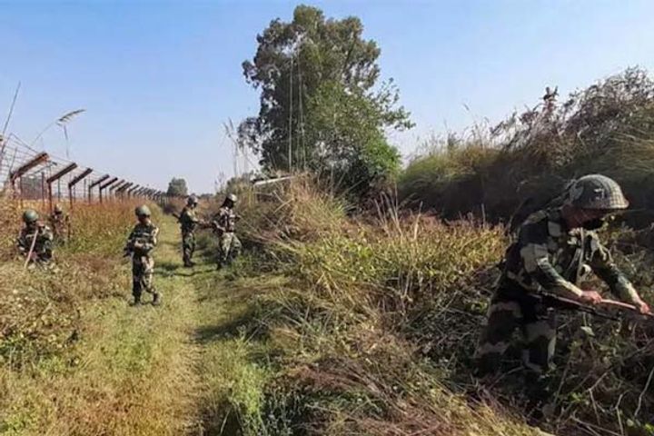 Army piles up Pakistani terrorist infiltrating Rajori, arms and other material recovered