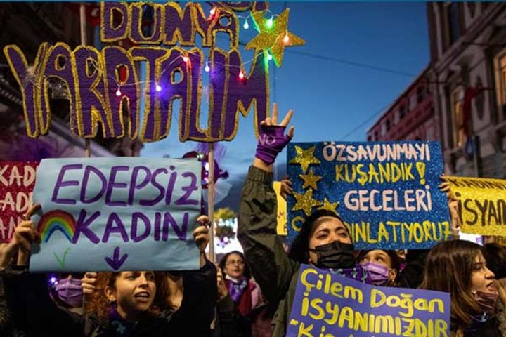police fired tear gas to stop female protesters in istanbul
