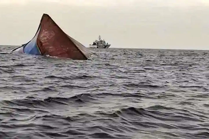 13 to 15 boats feared drowned due to heavy rains in Gujarats Gir Somnath 13 to 15 boats feared drowned due to heavy rains in Gujarats Gir Somnath