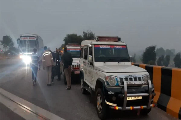 Five killed including four Madhya Pradesh Police constables in a horrific accident on Yamuna Express