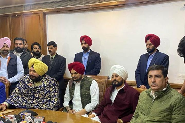 Punjabi singer Sidhu Musewala joins Congress his mother is already Congress Sarpanch Punjabi singer Sidhu Musewala joins Congress his mother is already Congress Sarpanch