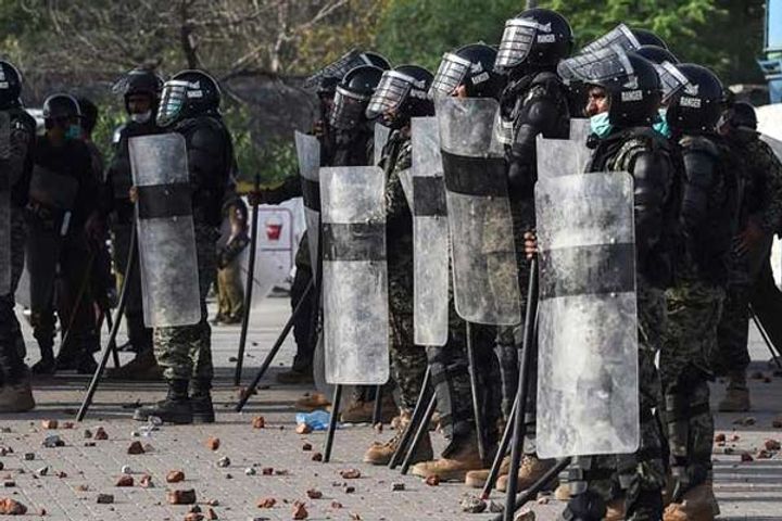misbehavior with four women in pakistan clothes taken off the middle of the road