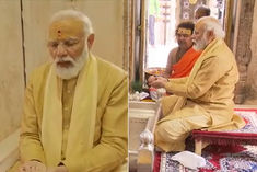 pm modi worshiping at kashi vishwanath temple performed jalabhishek of lord bholenath