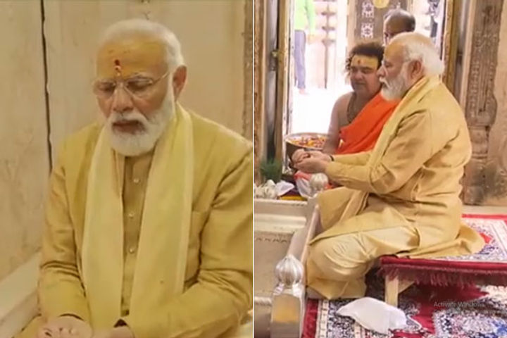 pm modi worshiping at kashi vishwanath temple performed jalabhishek of lord bholenath