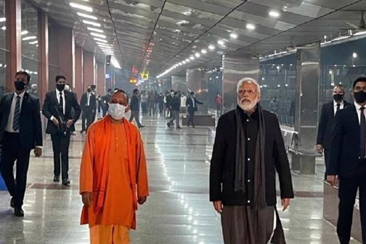 pm modi suddenly reached banaras railway station 