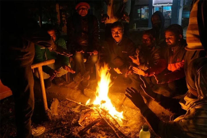 the capital shivered due to cold wave for the second consecutive day mercury fell by four degrees ce